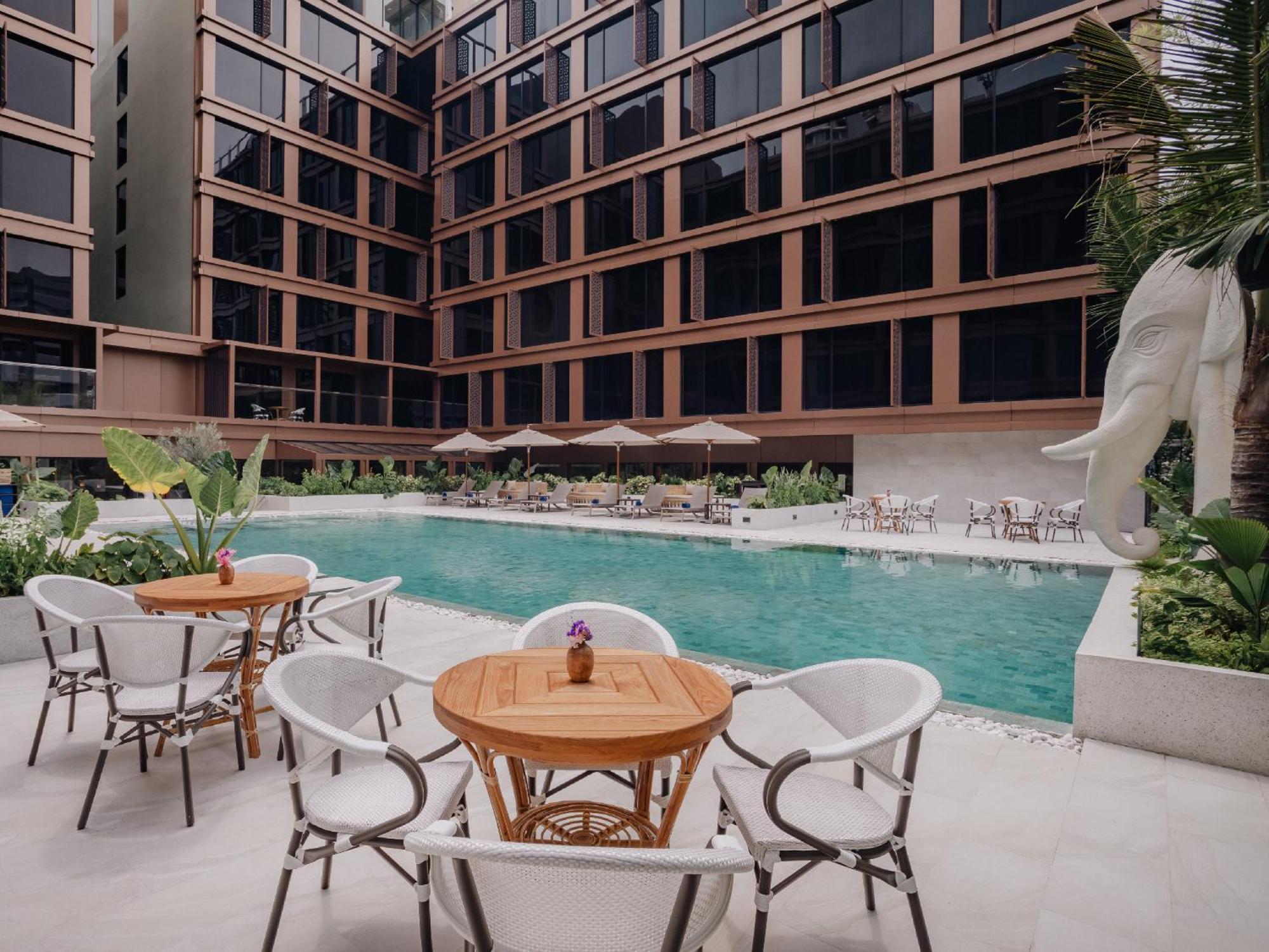 Nysa Hotel Bangkok Sukhumvit 11 Exterior foto The swimming pool at the hotel