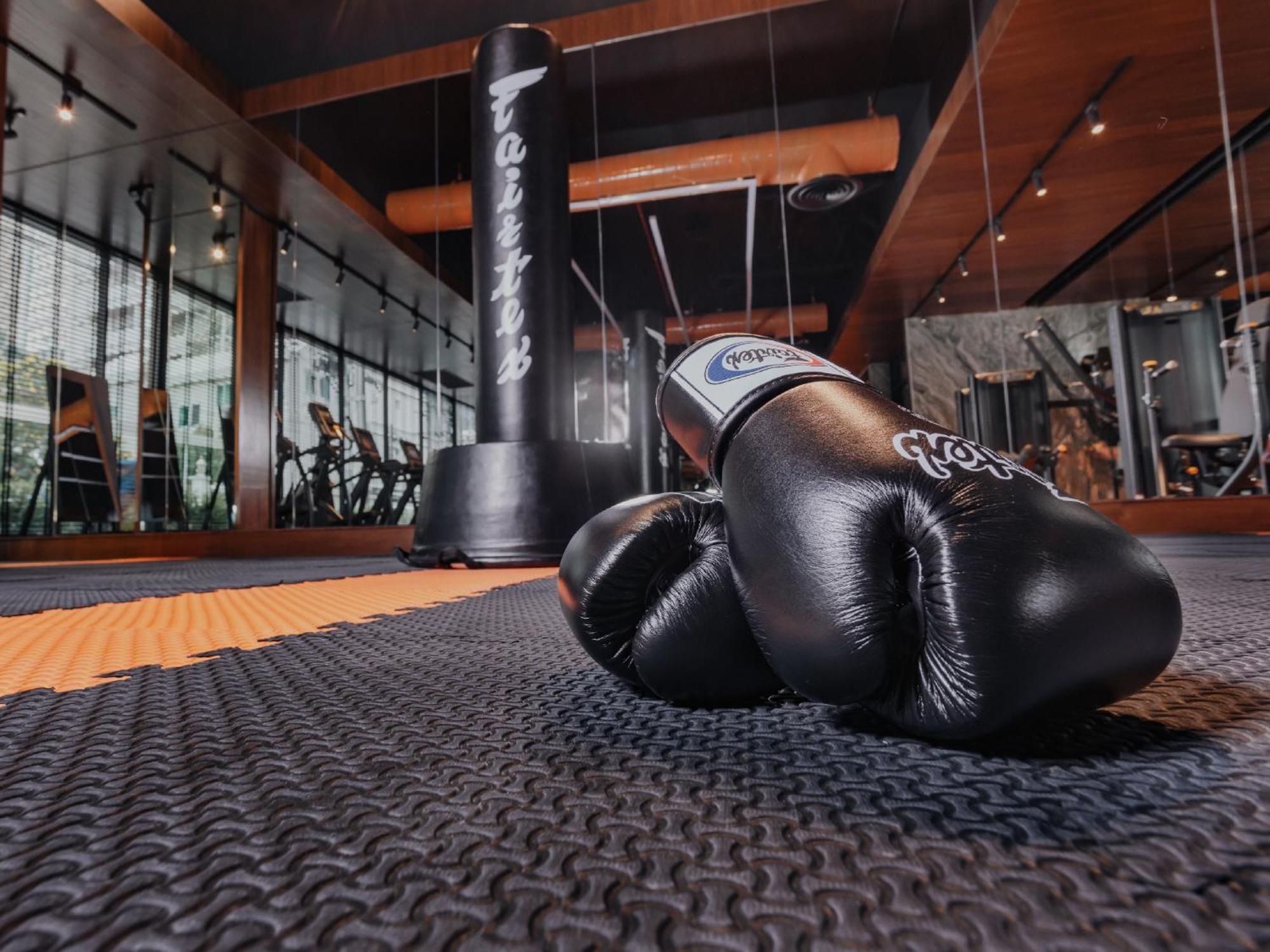 Nysa Hotel Bangkok Sukhumvit 11 Exterior foto A pair of boxing gloves