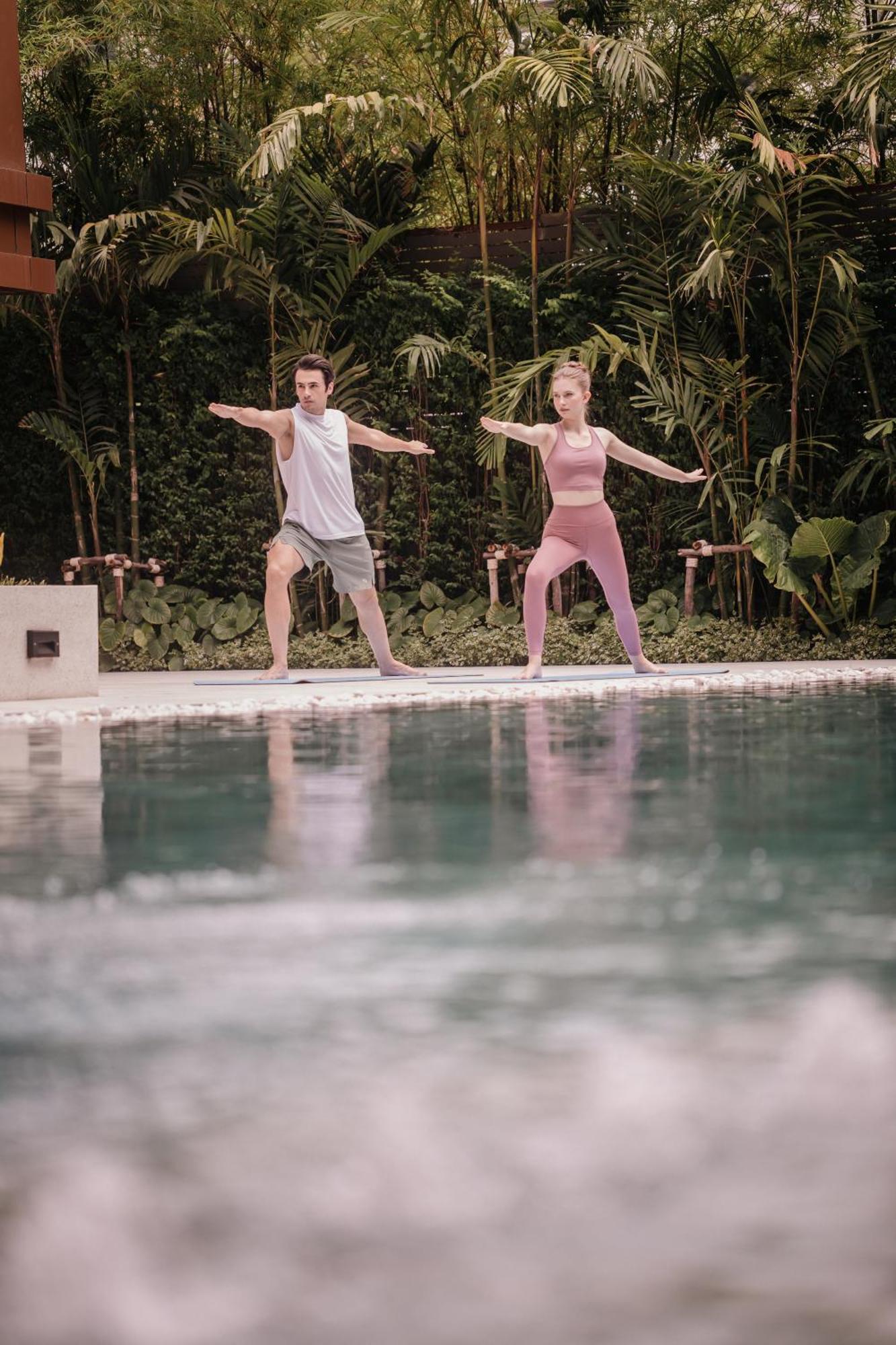 Nysa Hotel Bangkok Sukhumvit 11 Exterior foto A couple practicing yoga