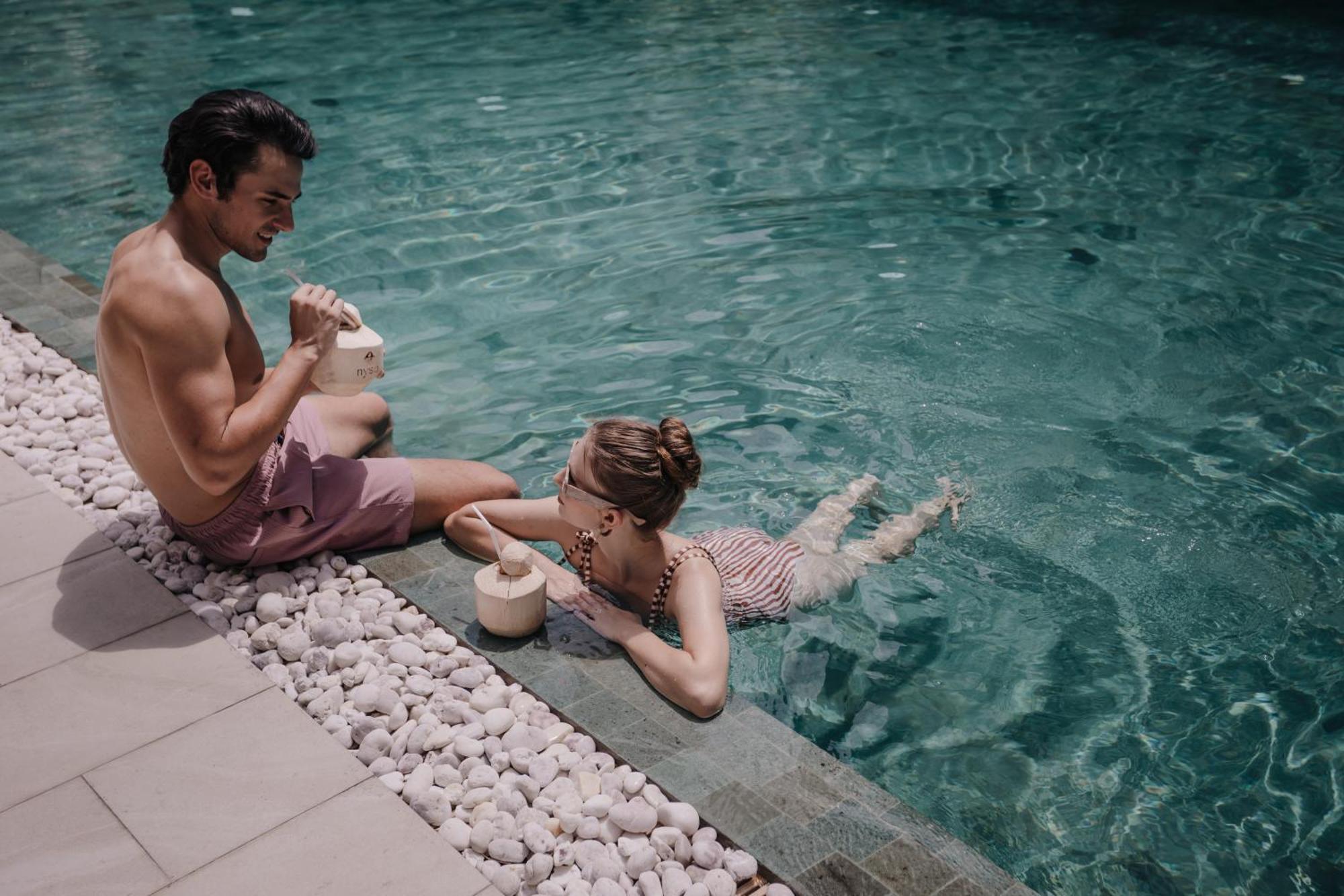 Nysa Hotel Bangkok Sukhumvit 11 Exterior foto A couple drinking coconut water in a swimming pool