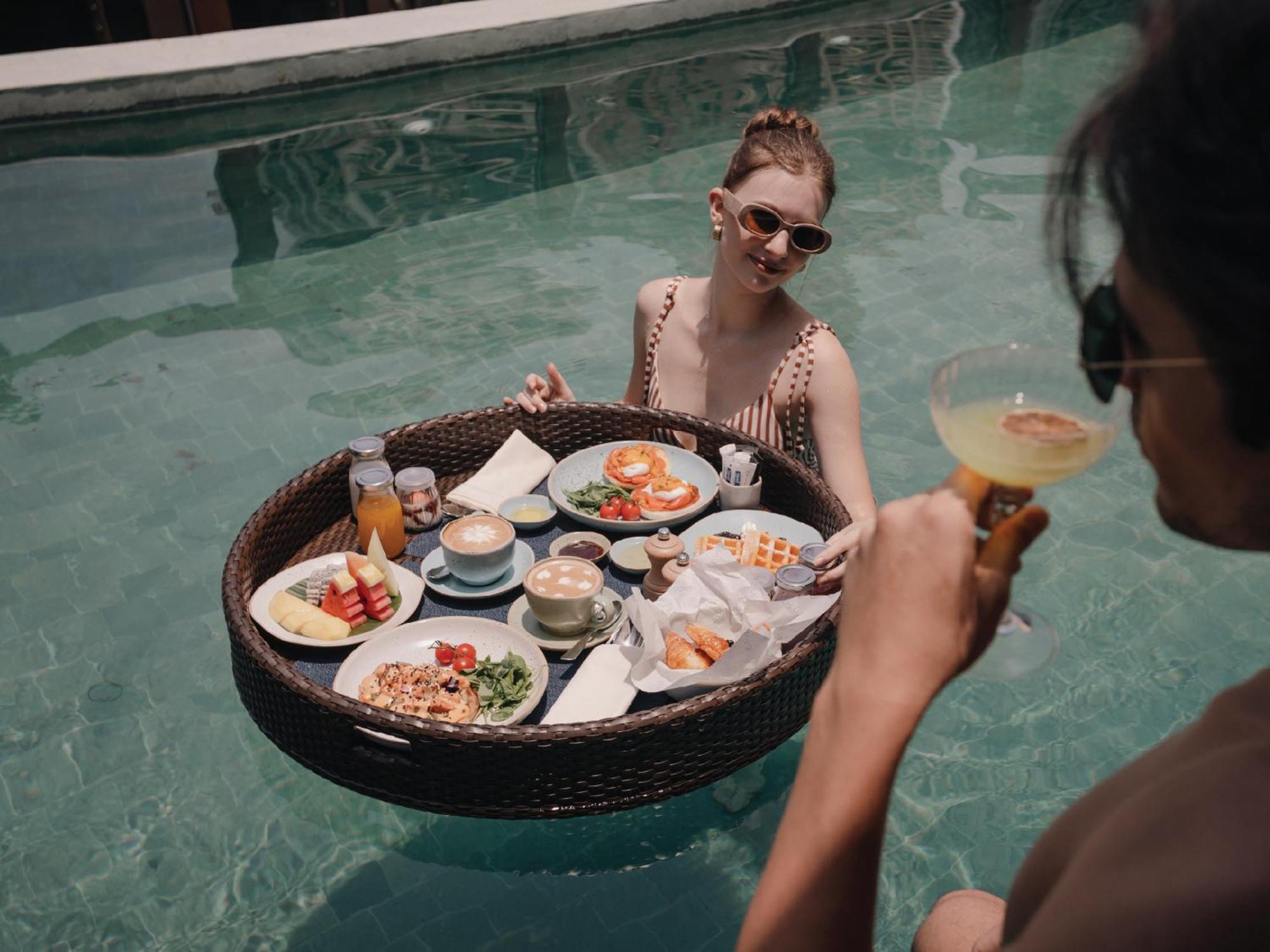 Nysa Hotel Bangkok Sukhumvit 11 Exterior foto Floating breakfast at Alila Villas Uluwatu
